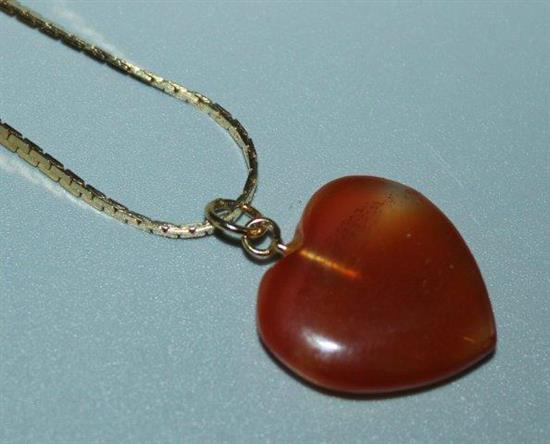 Heart-shaped pendant on 14ct gold chain